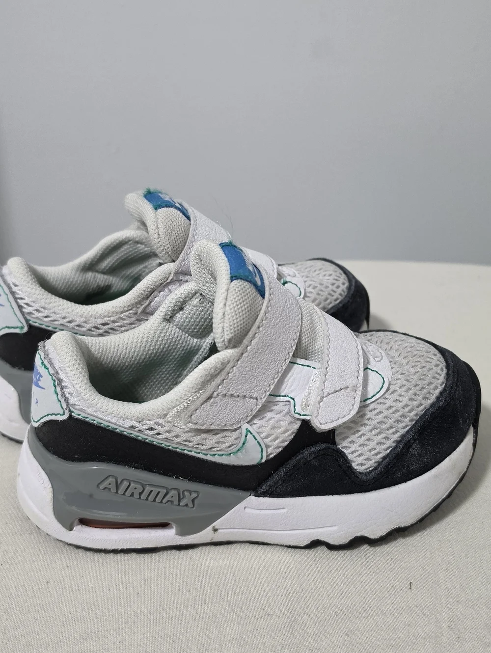 Nike AIR MAX SYSTM Double-Strap Trainers in White, Black & Grey with Mint Accent